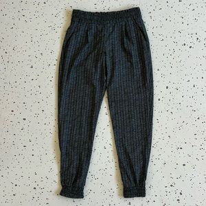 💘 ATHLETA - ALISO GREEN GEOMETRIC CHEVRON PATTERN JOGGER PANT